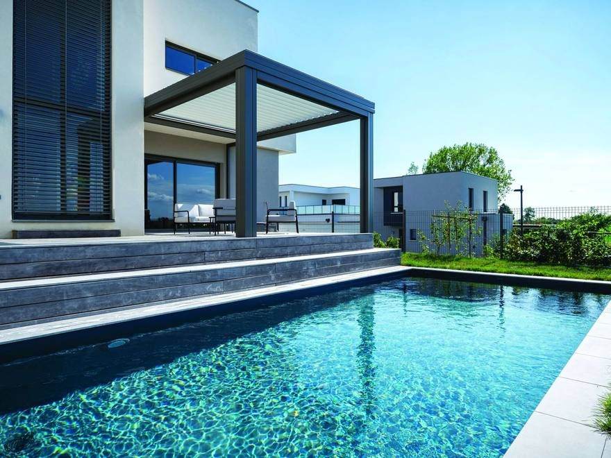 Pergola bioclimatique en bord de piscine
