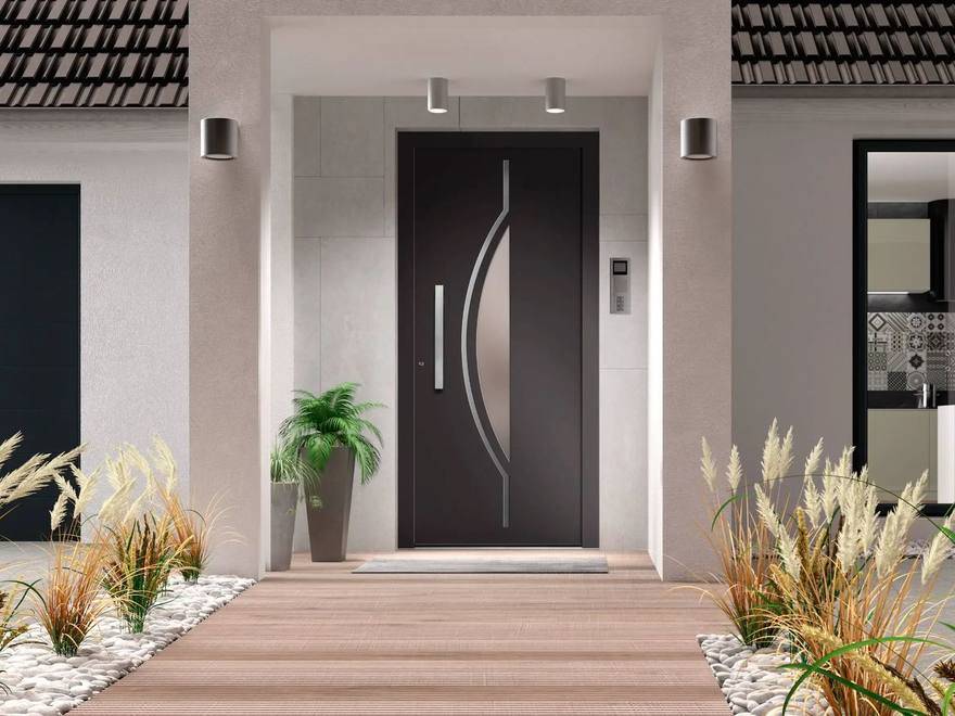 Porte d’entrée contemporaine encadrée de pierre