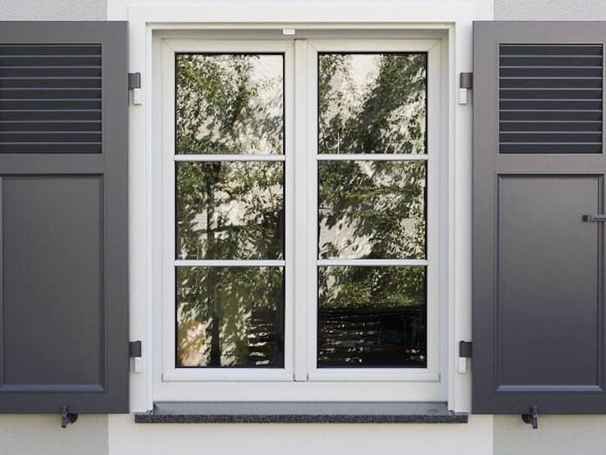 Brise-soleil orientable filtrant la lumière dans un intérieur