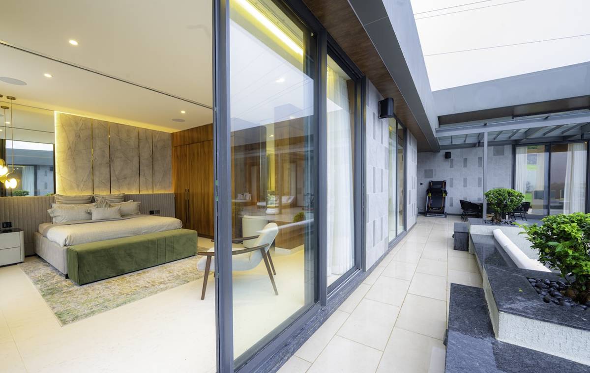 Chambre ouvrant sur une terrasse ensoleillée
